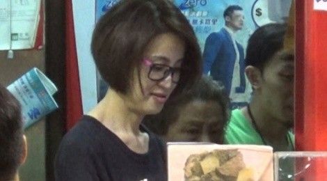 Hoa hậu Hong Kong hết thời đi bán đồ ăn vỉa hè