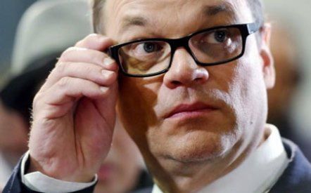 Máy bay hết chỗ, Thủ tướng Phần Lan phải ngồi… toilet