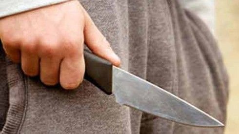 Thoát hiểm ra sao khi bị khống chế bằng dao và kim tiêm?