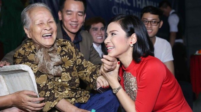 Việt Trinh mừng tuổi mới cùng các nghệ sĩ neo đơn
