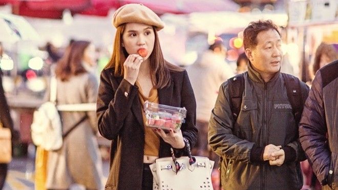Ngọc Trinh ăn quà vặt, dạo phố Hàn vào một chiều cuối Thu