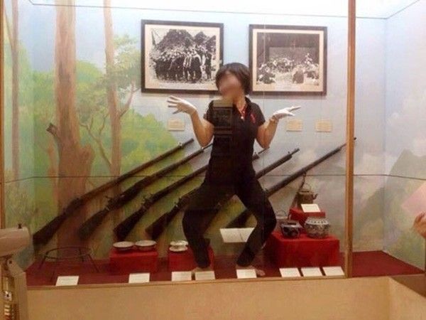 Nhân viên bảo tàng chụp ảnh tư thế 'lạ' trước hiện vật