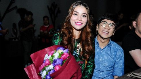 Clip: Hà Hồ thoải mái ngồi trên đùi Thành Lộc xem MV mới