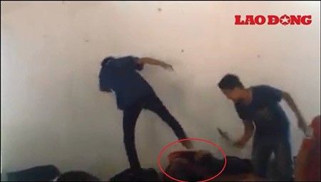 Nữ sinh bị đánh hội đồng suốt 2 năm, cách chức Hiệu trưởng