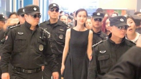 Angela Baby ngày càng lố, Huỳnh Hiểu Minh giản dị sau đám cưới