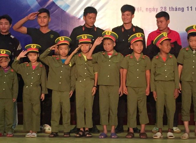 10 bé trai bệnh tan máu một ngày làm cảnh sát cơ động