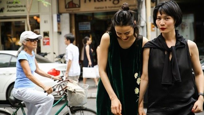 NTK Li Lam tình tứ bên 'Người đàn bà Pháp' trên phố Sài gòn