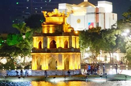 Bức xúc ảnh dân chèo thuyền ra Tháp Rùa Hồ Gươm chụp ảnh, cúng bái