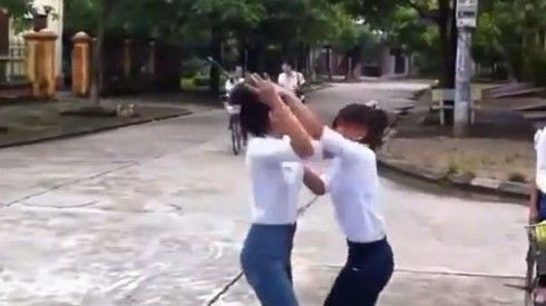 Nữ sinh lớp 7 rạch nát mặt đàn chị vì mâu thuẫn trong lớp võ