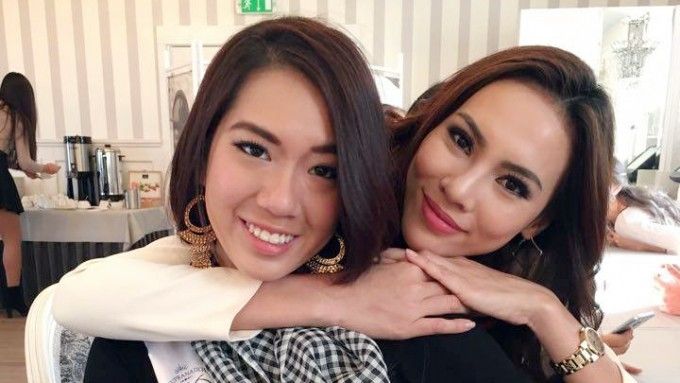 Lệ Quyên tặng khăn rằn Nam Bộ cho các thí sinh trước đêm chung kết