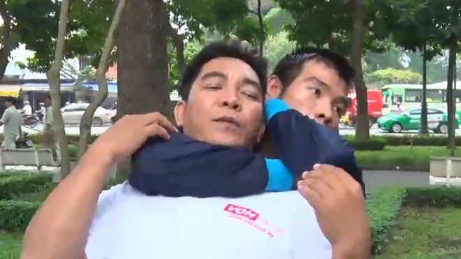 Tư thế thoát hiểm khi bị siết chặt cổ từ phía sau