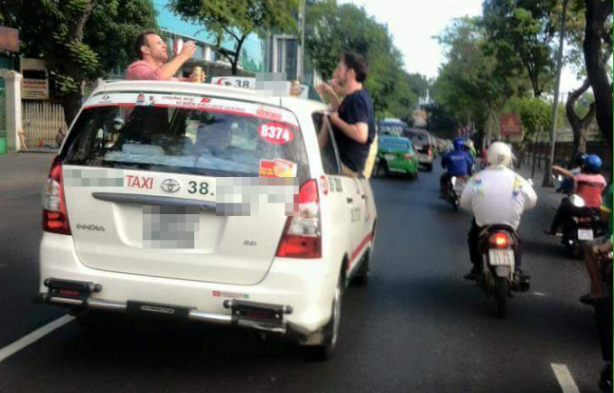 Choáng váng với 'Tây ba lô' nhậu ngon lành trên nóc taxi