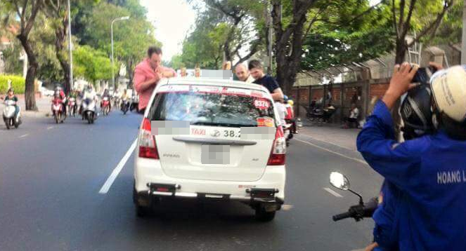 Khách Tây ngồi nhậu trên nóc xe, Vinasun cho rằng mình 'vô tội'