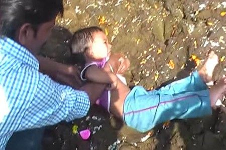 Nhúng trẻ em vào phân bò để… lấy may