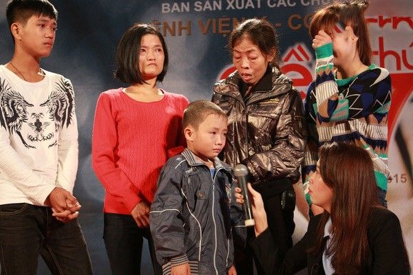 Xúc động câu chuyện 'dì ghẻ' lặn lội nuôi 8 người con đau ốm của chồng