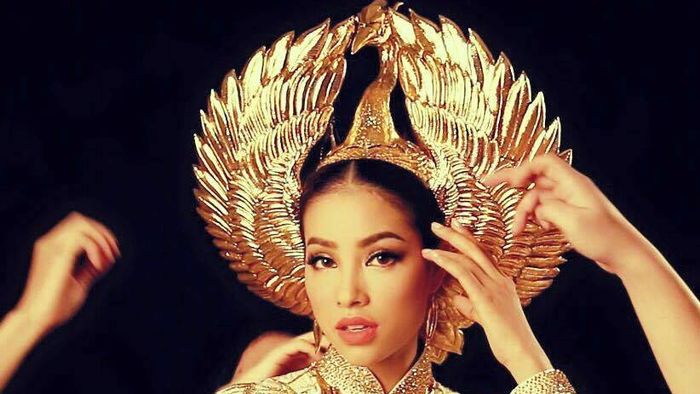 Phạm Hương đầy quyền lực với mấn đội đầu hình chim hạc