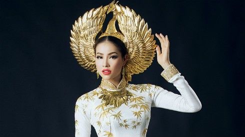 Ngắm trang phục truyền thống rực rỡ ánh vàng của Phạm Hương