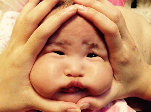 Rộ trào lưu bóp má em bé thành miếng cơm nắm kiểu Nhật