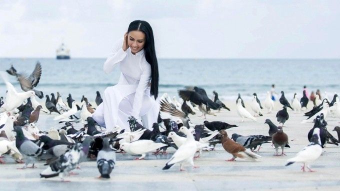 MC Huyền Ny đẹp dịu dàng về thăm trường xưa