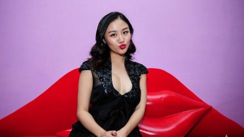 Văn Mai Hương khoe vòng 1 táo bạo ngày ra mắt MV tiền tỷ