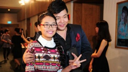 Phương Mỹ Chi hào hứng dự sự kiện cùng cha nuôi Quang Lê