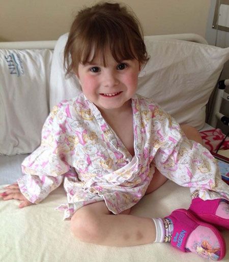 Bé gái mắc bệnh lạ khiến ai hôn cũng bị 'cháy' môi