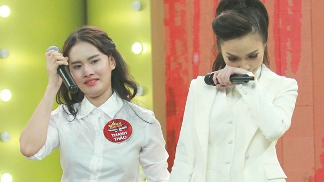 Hiền Thục òa khóc nức nở khi song ca cùng cô bé bán kẹo kéo