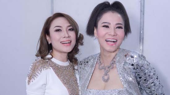 Thu Minh, Mỹ Tâm ôm nhau thân thiết trong phòng riêng
