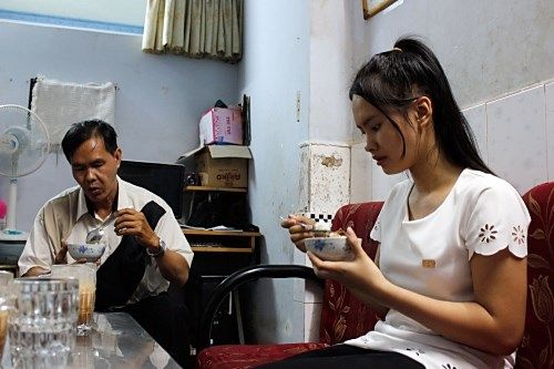 Clip xúc động về cuộc sống hát rong của cô bé bán kẹo kéo