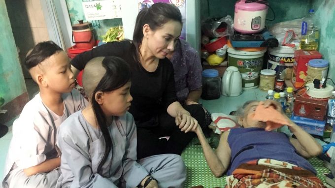 Phi Nhung đưa các con nuôi đi từ thiện, dạy cách sống nhân ái