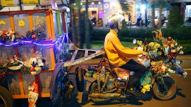 Mỉm cười với chiếc xe rác chở đầy không khí Giáng sinh ở Sài Gòn