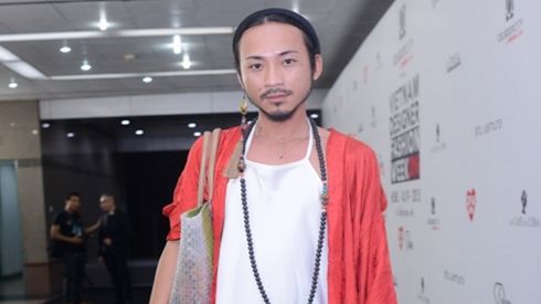 Chàng trai để râu, mặc yếm gây choáng trên thảm đỏ thời trang