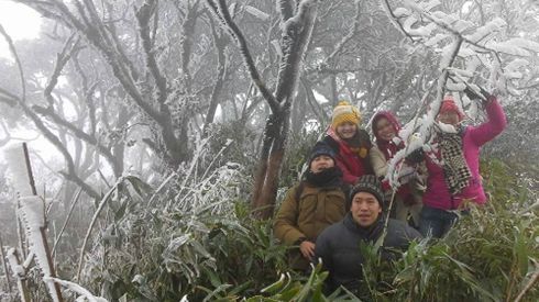 Du khách háo hức với băng tuyết ở Cao Bằng