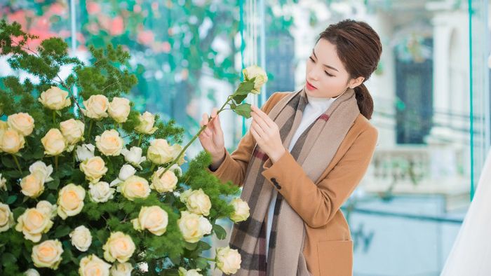 Hoa hậu Kỳ Duyên đi chọn hoa cưới?