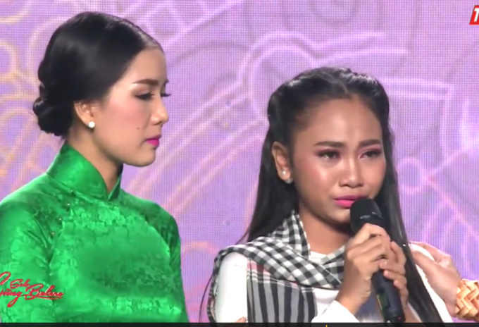 Clip: Thiên Nhâm bật khóc trên sân khấu vì bị sốt