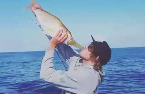 Kinh hãi với trào lưu uống bia từ miệng cá chết