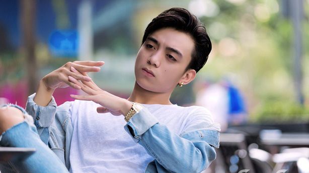 Soobin Hoàng Sơn mặt 'lạnh tanh' dạo phố Sài Gòn
