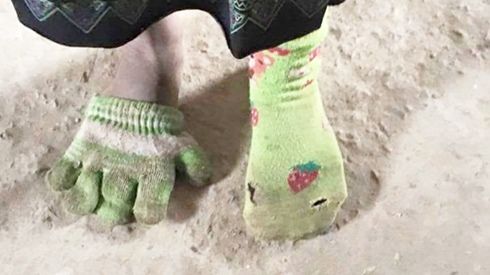 Bức ảnh này sẽ khiến bạn tin rằng hạnh phúc đôi khi chỉ là có một đôi tất lành lặn