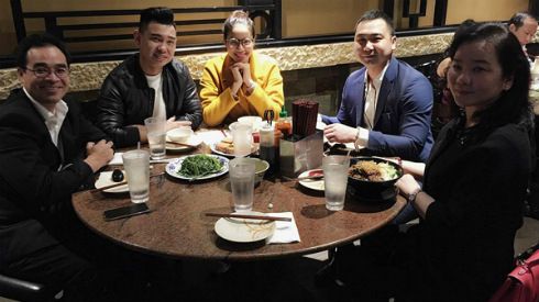 Phạm Hương vui vẻ đi ăn món Việt ngay sau khi kết thúc Miss Universe