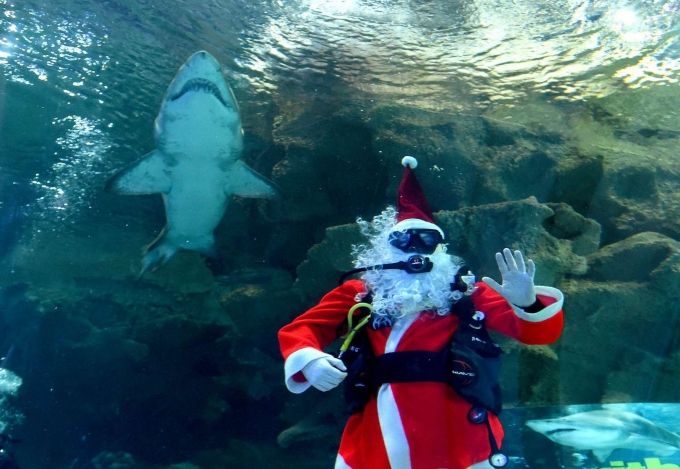 Chết cười với 5 'phiên bản lạ' của ông già Noel vòng quanh thế giới