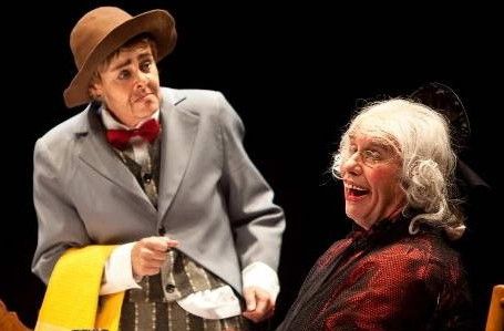 10 kiểu ăn mừng năm mới 'không thể tin nổi' trên thế giới