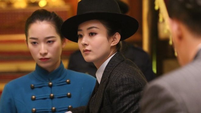 Triệu Lệ Dĩnh 'đóng' suit lịch lãm, làm mặt ngầu giả quý ông