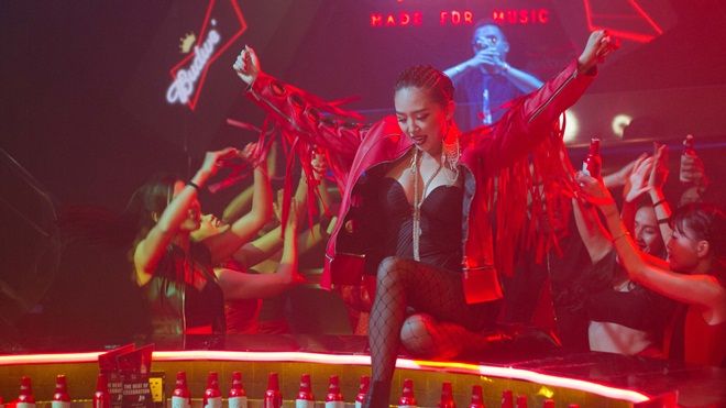 Tóc Tiên vẫn xuất hiện rạng rỡ… sau 36 tiếng làm việc liên tục