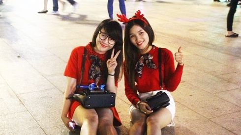 Trai xinh gái đẹp Sài thành nô nức đón Noel trên phố đi bộ