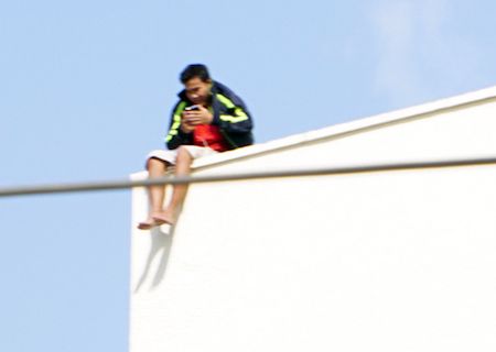 Trăm cảnh sát giải cứu nam thanh niên khuyết tật muốn nhảy lầu