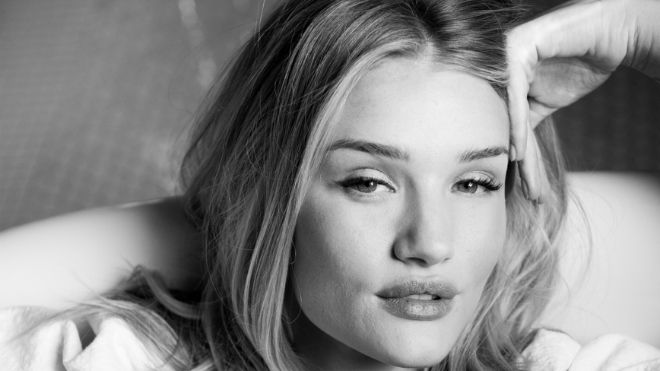 Rosie Huntington Whitely: 'Không gì quyến rũ hơn sức mạnh của sự tự tin'