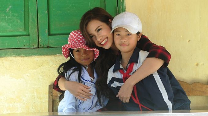 Đông Nhi lặn lội về Lâm Đồng tặng nhà cho cô giáo nghèo