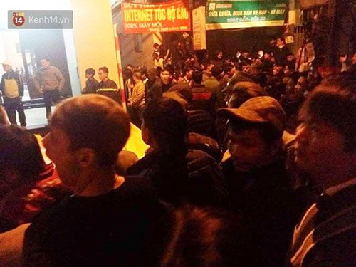 Hà Nội: Người đàn ông leo lên tầng 5 la hét 'Em không ngủ với vợ người khác nữa'