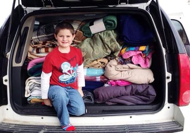 Cậu bé 8 tuổi quyên góp 398 cái chăn cho người vô gia cư