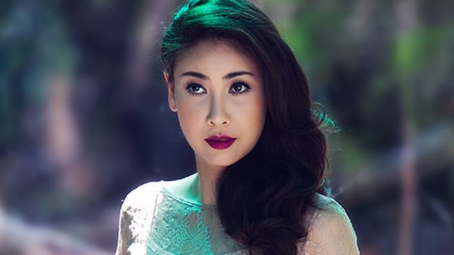 Hoa hậu giàu nhất VN: Bố ruột quay lưng, ăn cơm với nước lã!